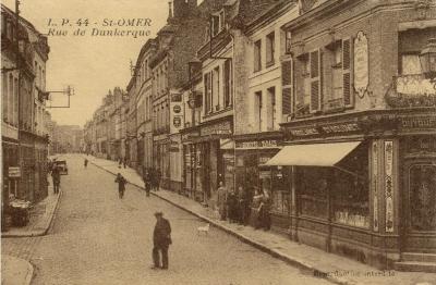 Vers le bas de la rue on est ici au carrefour avec la rue Guillaume Cliton sur la gauche et la rue Hendricq. IL y a de nombreux petits magasins tout le long de cette rue. 